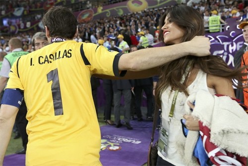 Cử chỉ thân mật này của họ gợi cho người ta nhớ đến "nụ hôn lịch sử" mà thủ thành Real đã trao cho người yêu sau khi cùng Tây Ban Nha lần đầu tiên vô địch World Cup vào năm 2010.